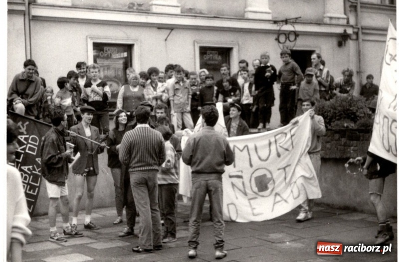 Zdjęcie w galerii na portalu naszraciborz.pl: SMURF NOT DEAD. Grono Młodzieży Niezależnej z Raciborza. Wspomnienie buntu wiadomości z regionu