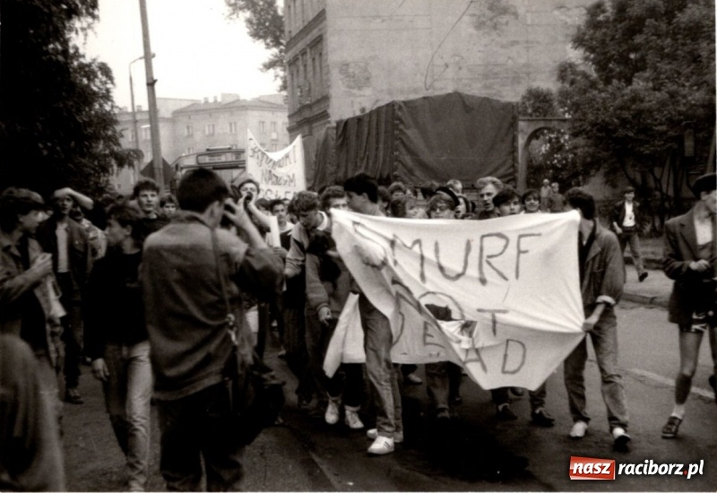 Zdjęcie w galerii na portalu naszraciborz.pl: SMURF NOT DEAD. Grono Młodzieży Niezależnej z Raciborza. Wspomnienie buntu wiadomości z regionu
