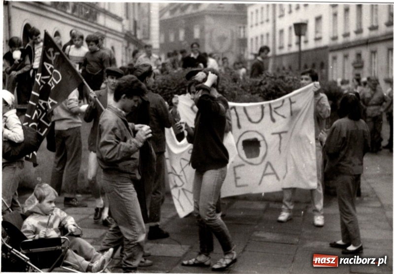 Zdjęcie w galerii na portalu naszraciborz.pl: SMURF NOT DEAD. Grono Młodzieży Niezależnej z Raciborza. Wspomnienie buntu wiadomości z regionu