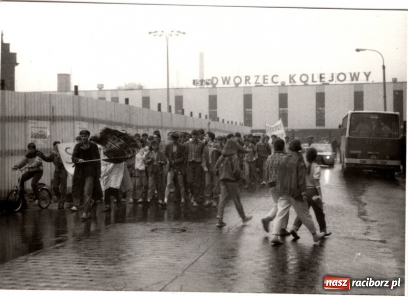 Zdjęcie w galerii na portalu naszraciborz.pl: SMURF NOT DEAD. Grono Młodzieży Niezależnej z Raciborza. Wspomnienie buntu wiadomości z regionu