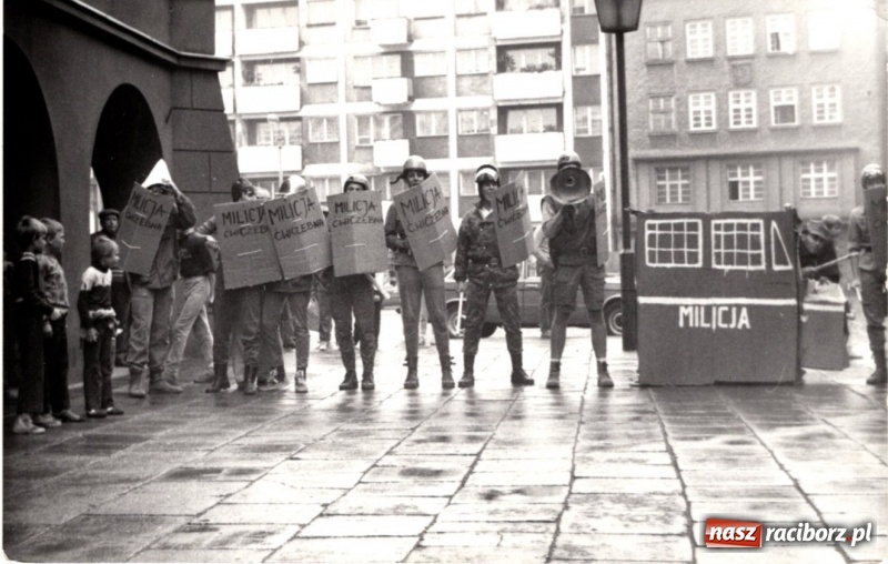 Zdjęcie w galerii na portalu naszraciborz.pl: SMURF NOT DEAD. Grono Młodzieży Niezależnej z Raciborza. Wspomnienie buntu wiadomości z regionu