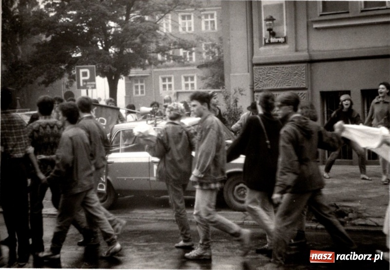 Zdjęcie w galerii na portalu naszraciborz.pl: SMURF NOT DEAD. Grono Młodzieży Niezależnej z Raciborza. Wspomnienie buntu wiadomości z regionu