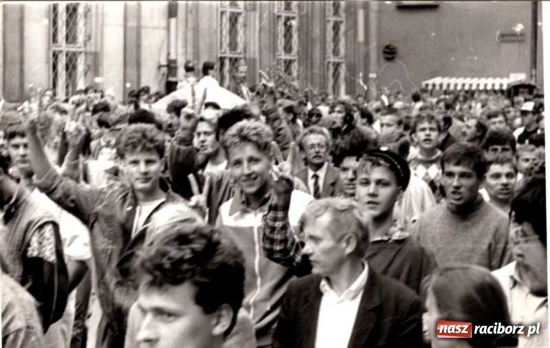 Zdjęcie w galerii na portalu naszraciborz.pl: SMURF NOT DEAD. Grono Młodzieży Niezależnej z Raciborza. Wspomnienie buntu wiadomości z regionu