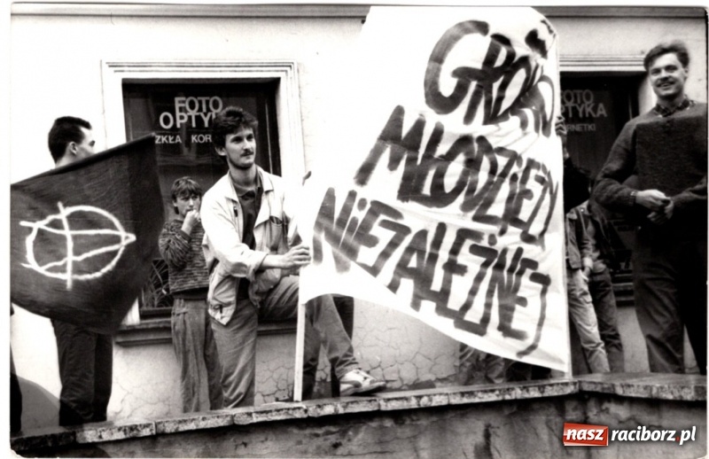 Zdjęcie w galerii na portalu naszraciborz.pl: SMURF NOT DEAD. Grono Młodzieży Niezależnej z Raciborza. Wspomnienie buntu wiadomości z regionu