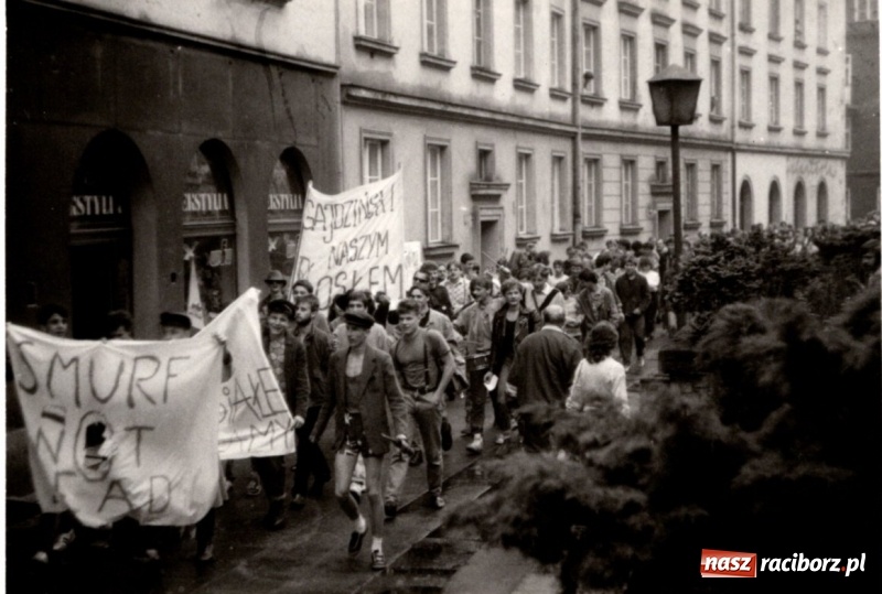 Zdjęcie w galerii na portalu naszraciborz.pl: SMURF NOT DEAD. Grono Młodzieży Niezależnej z Raciborza. Wspomnienie buntu wiadomości z regionu