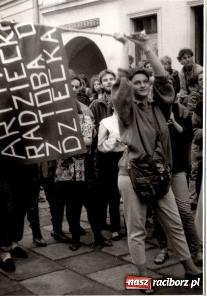 Zdjęcie w galerii na portalu naszraciborz.pl: SMURF NOT DEAD. Grono Młodzieży Niezależnej z Raciborza. Wspomnienie buntu wiadomości z regionu