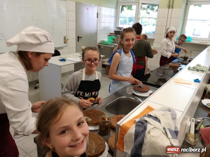 Zdjęcie w galerii na portalu naszraciborz.pl: Mali mistrzowie słodkich wypieków  wiadomości z regionu