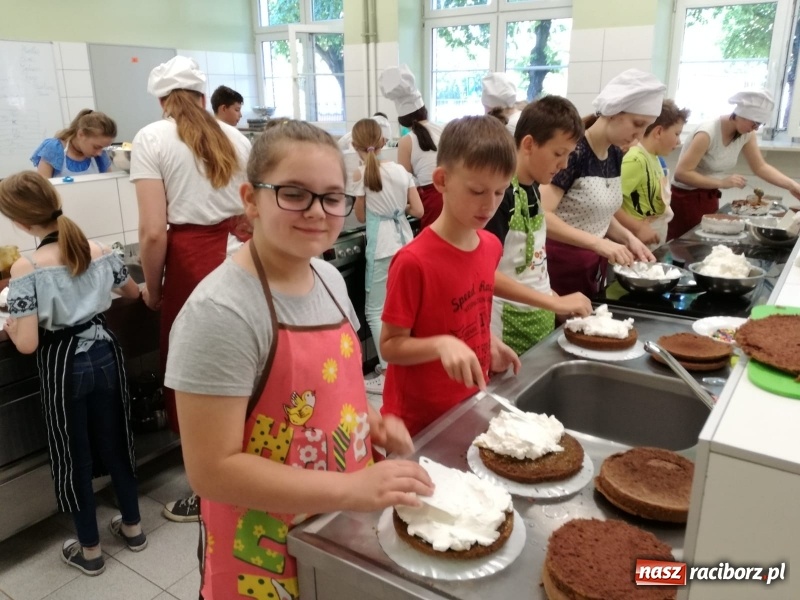 Zdjęcie w galerii na portalu naszraciborz.pl: Mali mistrzowie słodkich wypieków  wiadomości z regionu