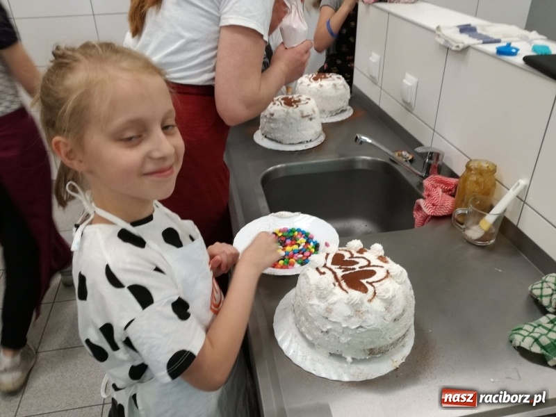 Zdjęcie w galerii na portalu naszraciborz.pl: Mali mistrzowie słodkich wypieków  wiadomości z regionu