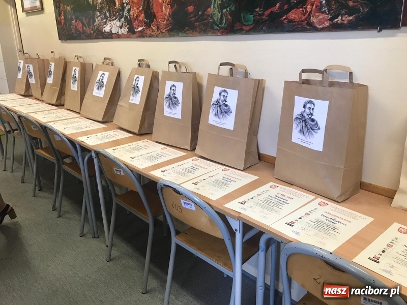 Zdjęcie w galerii na portalu naszraciborz.pl: Młodzi spisali wspomnienia o II wojnie światowej wiadomości z regionu