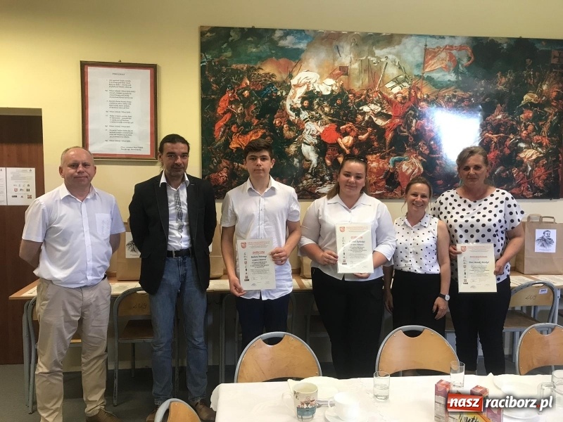 Zdjęcie w galerii na portalu naszraciborz.pl: Młodzi spisali wspomnienia o II wojnie światowej wiadomości z regionu