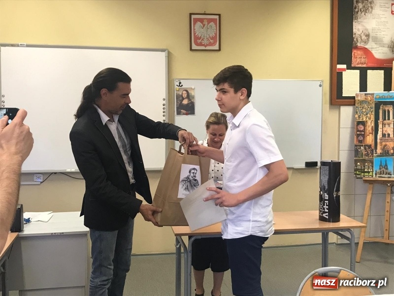 Zdjęcie w galerii na portalu naszraciborz.pl: Młodzi spisali wspomnienia o II wojnie światowej wiadomości z regionu