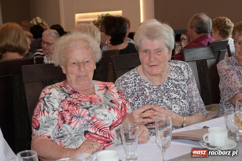 Zdjęcie w galerii na portalu naszraciborz.pl: Seniorzy z Krzyżanowic świętowali Dzień Matki i Dzień Ojca  wiadomości z regionu