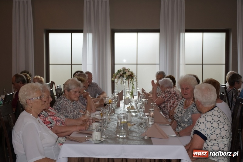 Zdjęcie w galerii na portalu naszraciborz.pl: Seniorzy z Krzyżanowic świętowali Dzień Matki i Dzień Ojca  wiadomości z regionu