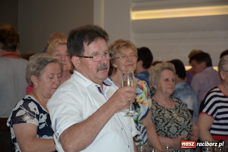 Zdjęcie w galerii na portalu naszraciborz.pl: Seniorzy z Krzyżanowic świętowali Dzień Matki i Dzień Ojca  wiadomości z regionu