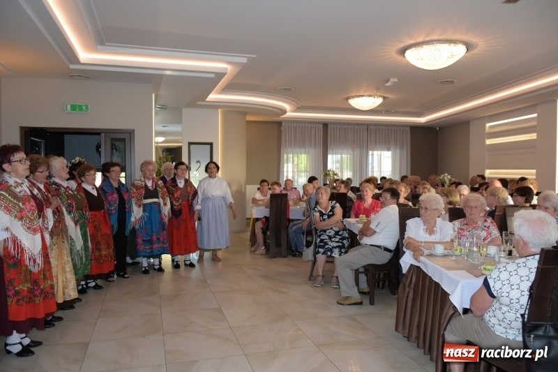 Zdjęcie w galerii na portalu naszraciborz.pl: Seniorzy z Krzyżanowic świętowali Dzień Matki i Dzień Ojca  wiadomości z regionu