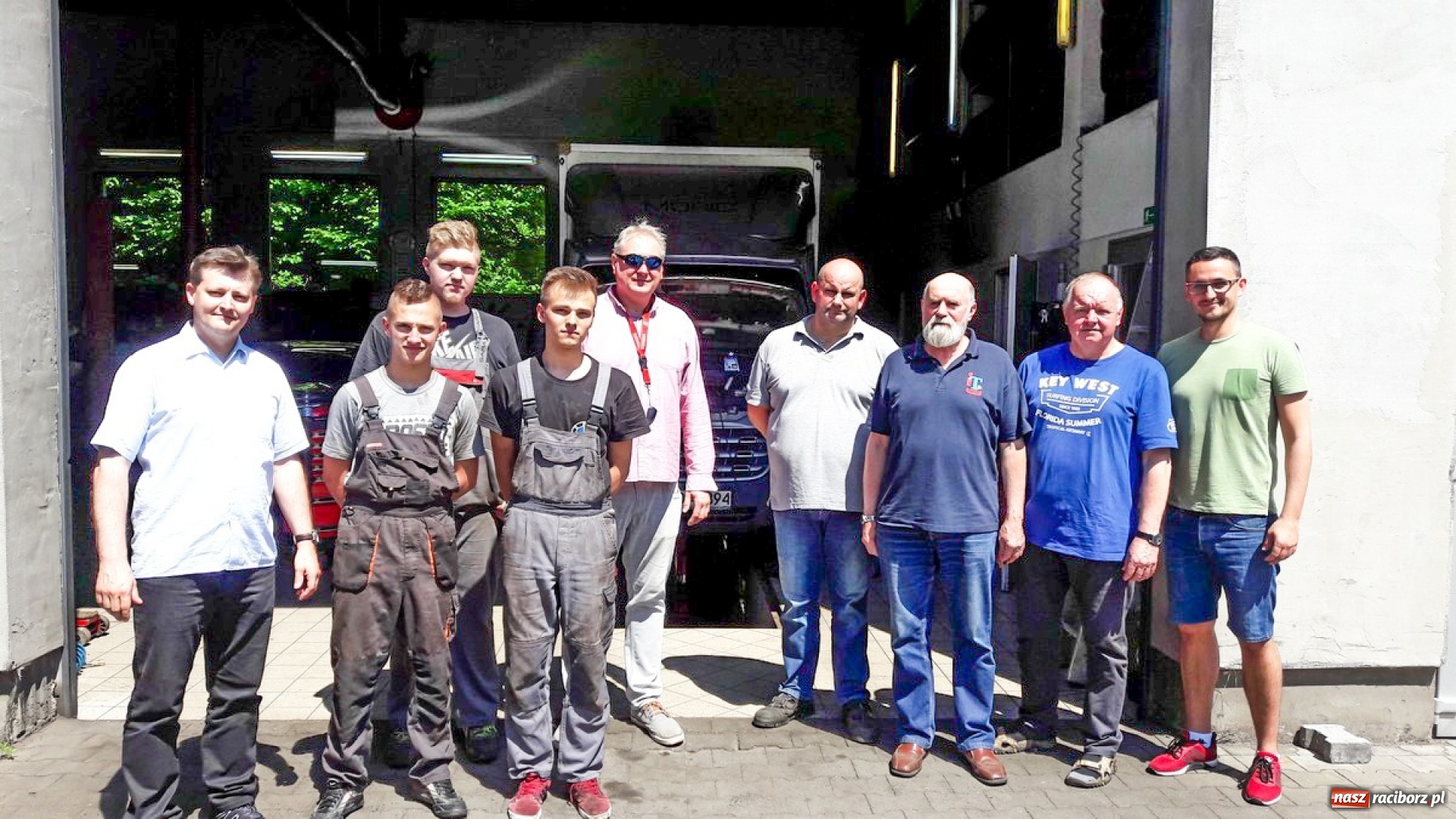 Zdjęcie w galerii na portalu naszraciborz.pl: Artur Duda przywiózł do Raciborza tytuł Mechanika Roku  wiadomości z regionu