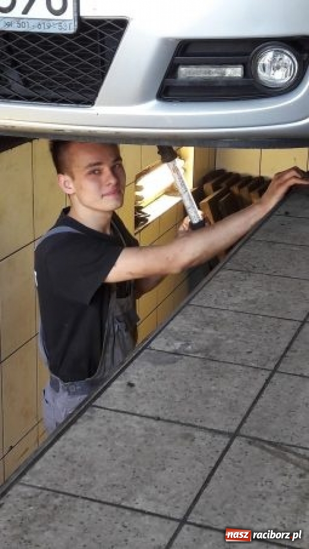 Zdjęcie w galerii na portalu naszraciborz.pl: Artur Duda przywiózł do Raciborza tytuł Mechanika Roku  wiadomości z regionu