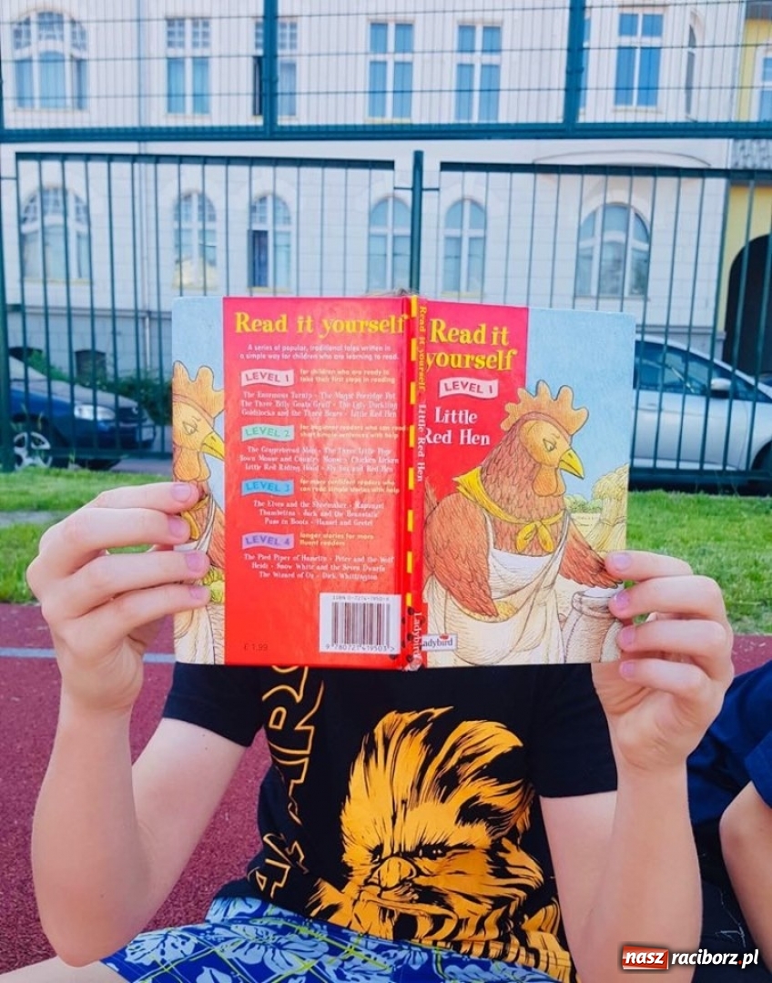 Zdjęcie w galerii na portalu naszraciborz.pl: W raciborskiej Trzynastce bili rekord w czytaniu  wiadomości z regionu