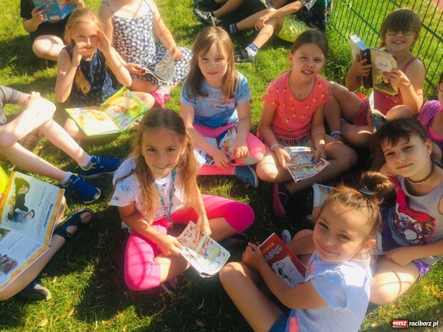 Zdjęcie w galerii na portalu naszraciborz.pl: W raciborskiej Trzynastce bili rekord w czytaniu  wiadomości z regionu