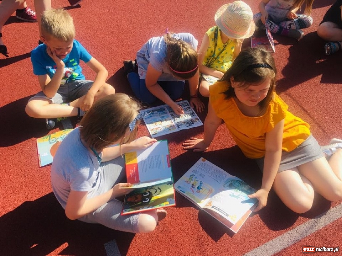 Zdjęcie w galerii na portalu naszraciborz.pl: W raciborskiej Trzynastce bili rekord w czytaniu  wiadomości z regionu