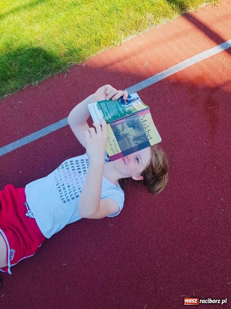 Zdjęcie w galerii na portalu naszraciborz.pl: W raciborskiej Trzynastce bili rekord w czytaniu  wiadomości z regionu