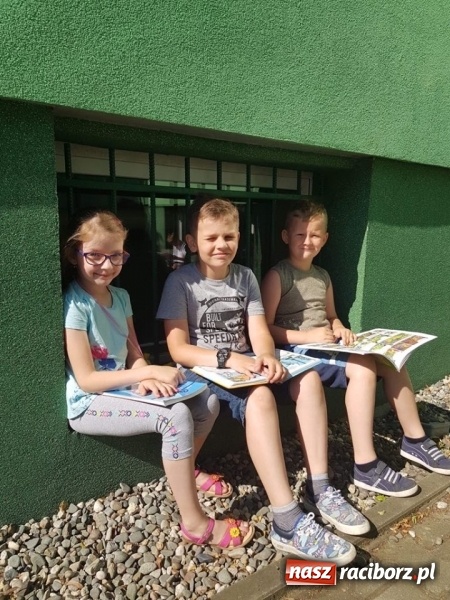 Zdjęcie w galerii na portalu naszraciborz.pl: W raciborskiej Trzynastce bili rekord w czytaniu  wiadomości z regionu