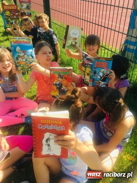 Zdjęcie w galerii na portalu naszraciborz.pl: W raciborskiej Trzynastce bili rekord w czytaniu  wiadomości z regionu