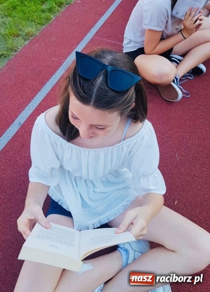 Zdjęcie w galerii na portalu naszraciborz.pl: W raciborskiej Trzynastce bili rekord w czytaniu  wiadomości z regionu