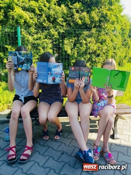 Zdjęcie w galerii na portalu naszraciborz.pl: W raciborskiej Trzynastce bili rekord w czytaniu  wiadomości z regionu