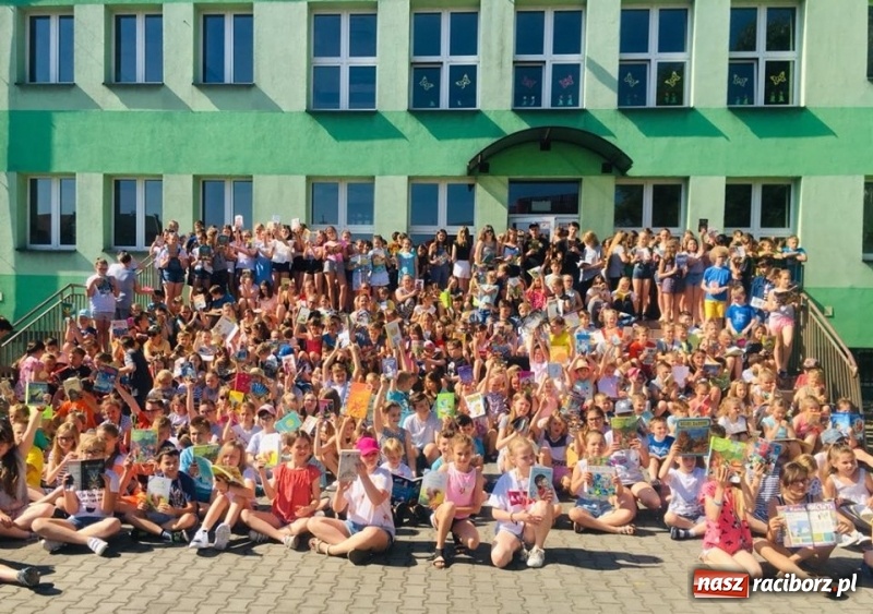 Zdjęcie w galerii na portalu naszraciborz.pl: W raciborskiej Trzynastce bili rekord w czytaniu  wiadomości z regionu