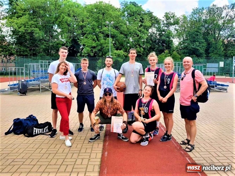 Zdjęcie w galerii na portalu naszraciborz.pl: Raciborzanie na podium Mistrzostw Śląska w streetballu wiadomości z regionu