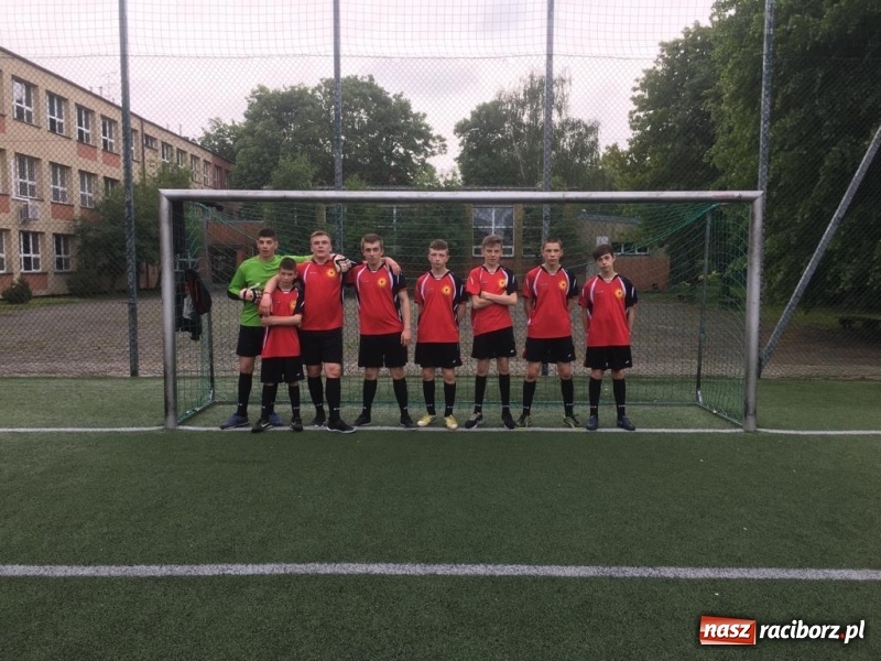 Zdjęcie w galerii na portalu naszraciborz.pl: Sportowe zmagania na zakończenie projektu wiadomości z regionu