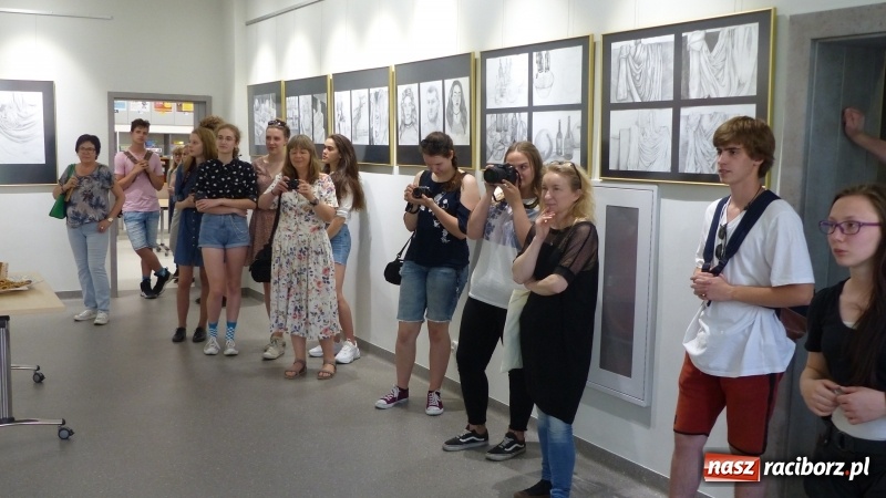 Zdjęcie w galerii na portalu naszraciborz.pl: Wystawa prac uczniów Liceum Plastycznego w raciborskiej bibliotece wiadomości z regionu