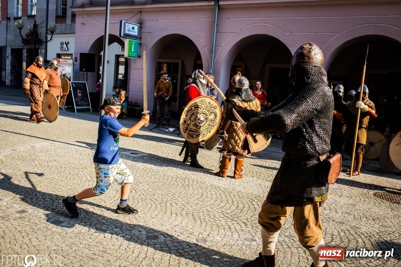 Zdjęcie w galerii na portalu naszraciborz.pl: Ulica Długa zamieniła się w pole biwy wiadomości z regionu