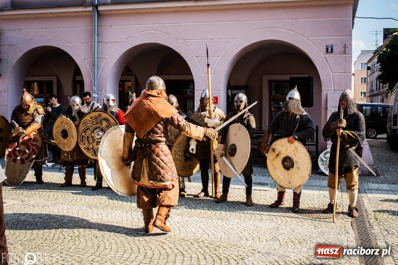 Zdjęcie w galerii na portalu naszraciborz.pl: Ulica Długa zamieniła się w pole biwy wiadomości z regionu
