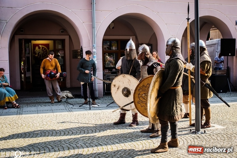 Zdjęcie w galerii na portalu naszraciborz.pl: Ulica Długa zamieniła się w pole biwy wiadomości z regionu