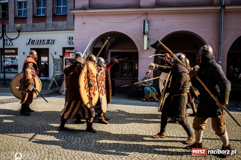Zdjęcie w galerii na portalu naszraciborz.pl: Ulica Długa zamieniła się w pole biwy wiadomości z regionu