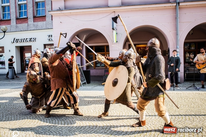 Zdjęcie w galerii na portalu naszraciborz.pl: Ulica Długa zamieniła się w pole biwy wiadomości z regionu