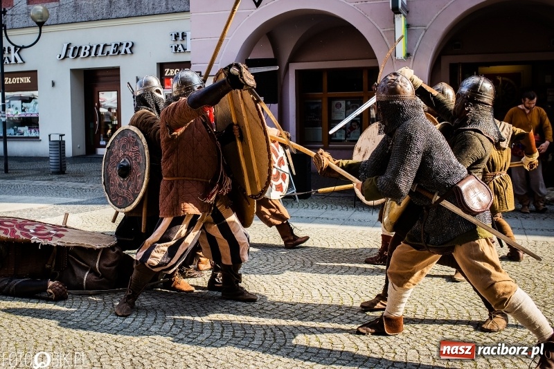 Zdjęcie w galerii na portalu naszraciborz.pl: Ulica Długa zamieniła się w pole biwy wiadomości z regionu