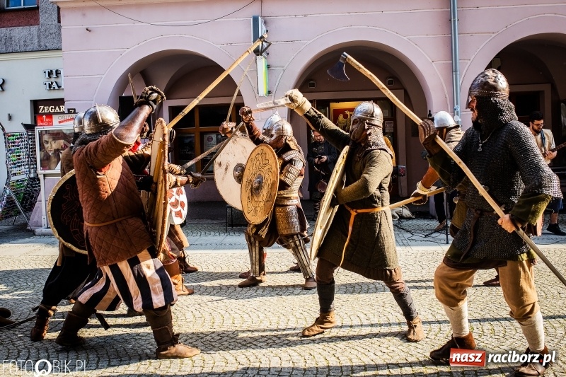 Zdjęcie w galerii na portalu naszraciborz.pl: Ulica Długa zamieniła się w pole biwy wiadomości z regionu
