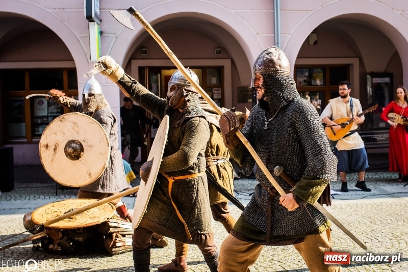 Zdjęcie w galerii na portalu naszraciborz.pl: Ulica Długa zamieniła się w pole biwy wiadomości z regionu