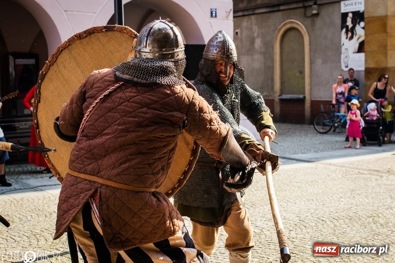 Zdjęcie w galerii na portalu naszraciborz.pl: Ulica Długa zamieniła się w pole biwy wiadomości z regionu