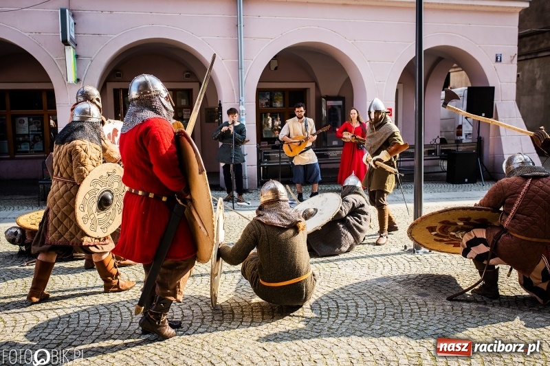 Zdjęcie w galerii na portalu naszraciborz.pl: Ulica Długa zamieniła się w pole biwy wiadomości z regionu