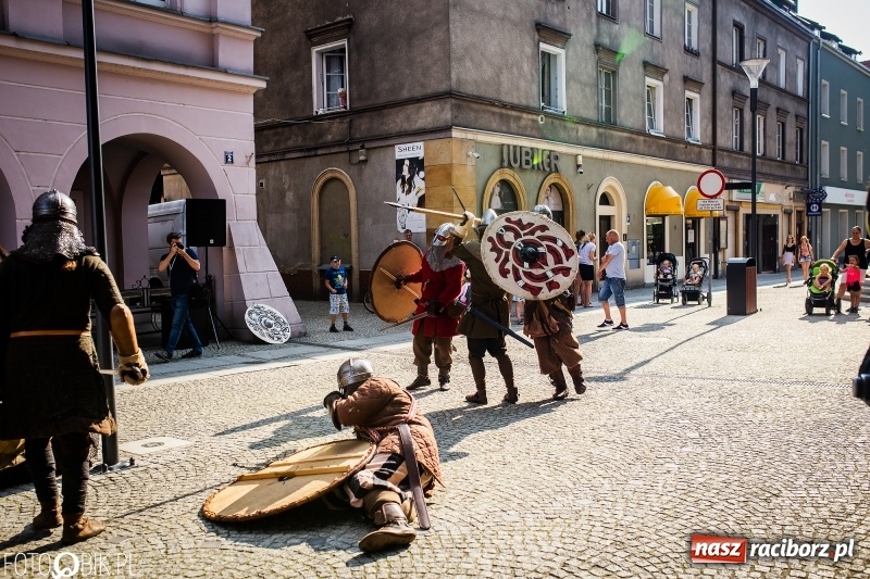 Zdjęcie w galerii na portalu naszraciborz.pl: Ulica Długa zamieniła się w pole biwy wiadomości z regionu