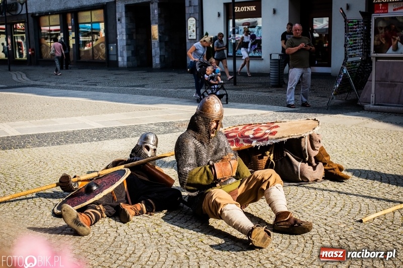 Zdjęcie w galerii na portalu naszraciborz.pl: Ulica Długa zamieniła się w pole biwy wiadomości z regionu