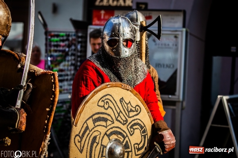 Zdjęcie w galerii na portalu naszraciborz.pl: Ulica Długa zamieniła się w pole biwy wiadomości z regionu