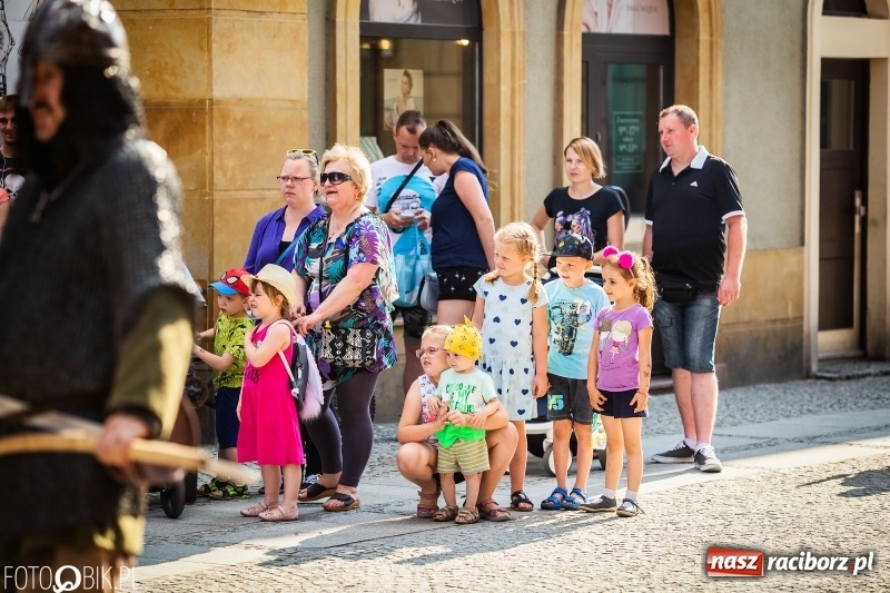 Zdjęcie w galerii na portalu naszraciborz.pl: Ulica Długa zamieniła się w pole biwy wiadomości z regionu