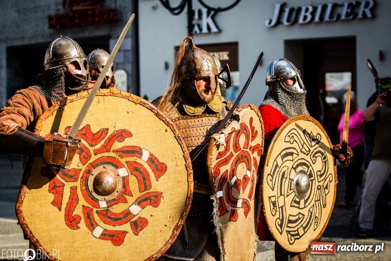 Zdjęcie w galerii na portalu naszraciborz.pl: Ulica Długa zamieniła się w pole biwy wiadomości z regionu