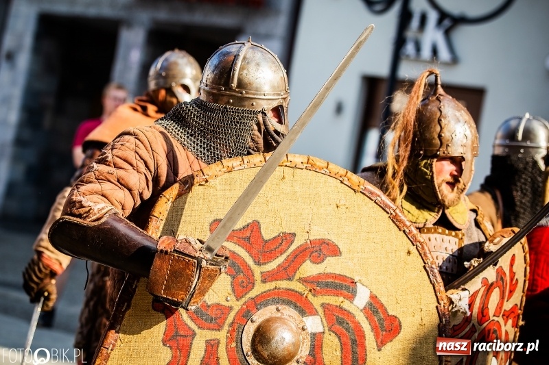 Zdjęcie w galerii na portalu naszraciborz.pl: Ulica Długa zamieniła się w pole biwy wiadomości z regionu